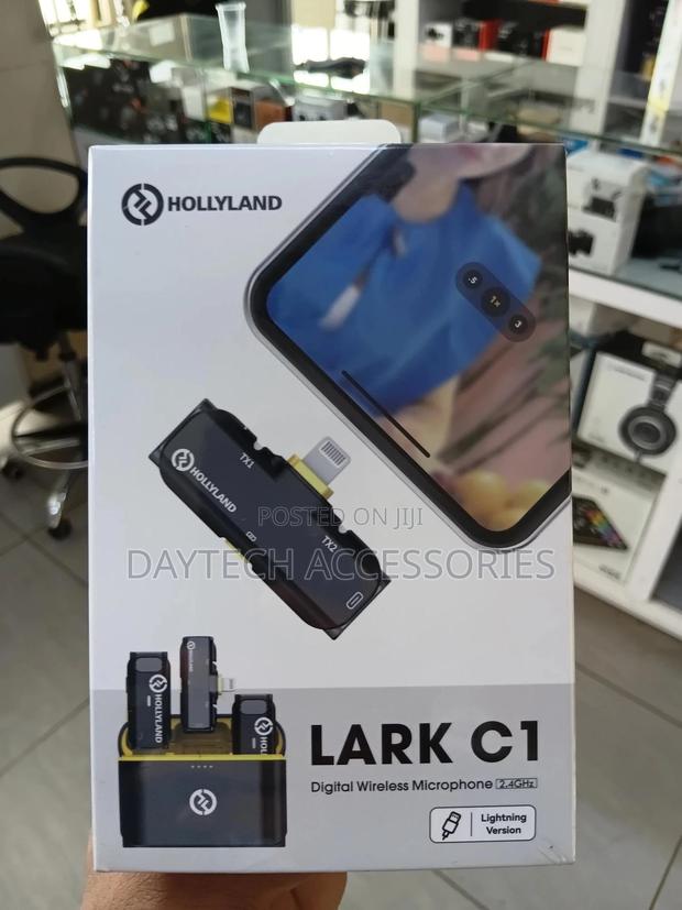 The Hollyland Lark C1 Duo Wireless Microphone System for iPhones. - thumbnail 2