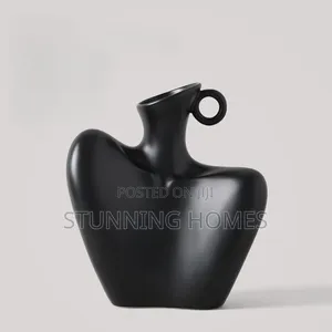 Collarbone Statement Nordic Vase