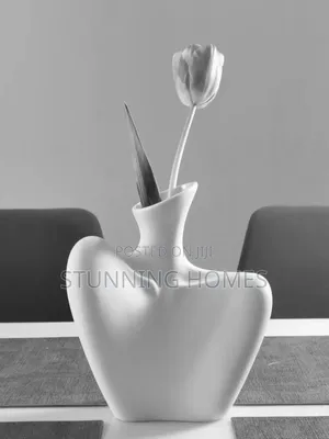 Collarbone Statement Nordic Vase