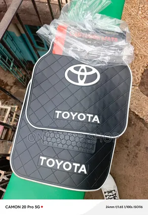 Toyota Rubber 5pc Floorsts With White Logo