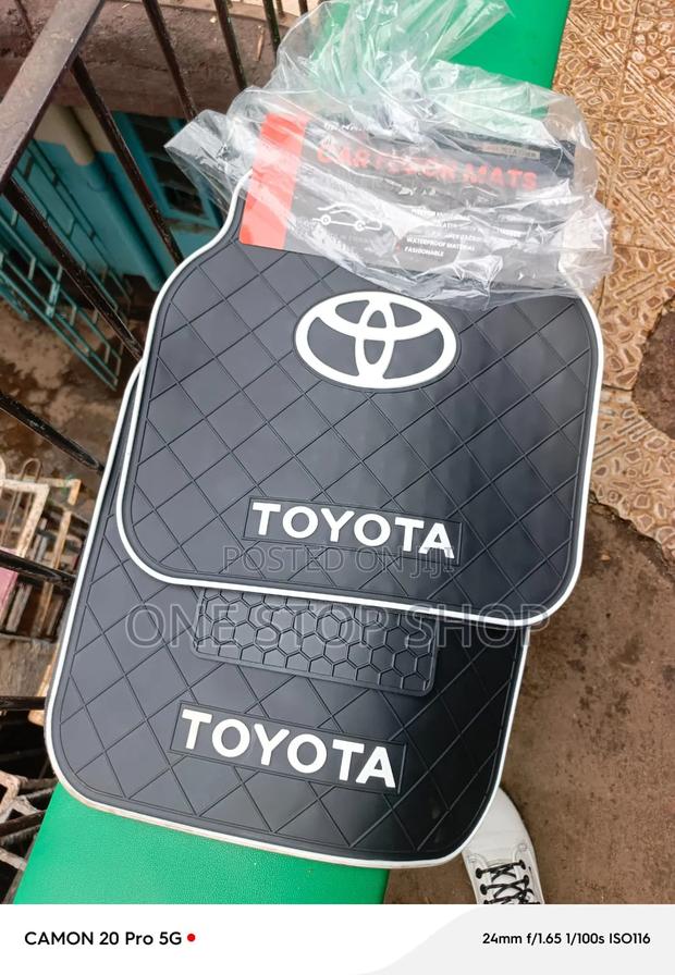 Toyota Rubber 5pc Floorsts With White Logo