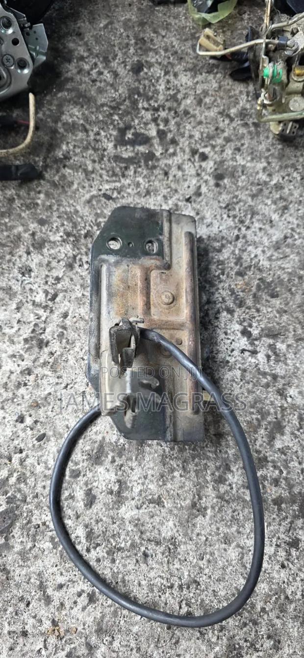 Toyota 7l/1kd Boot Locks Ex Japan - thumbnail 2