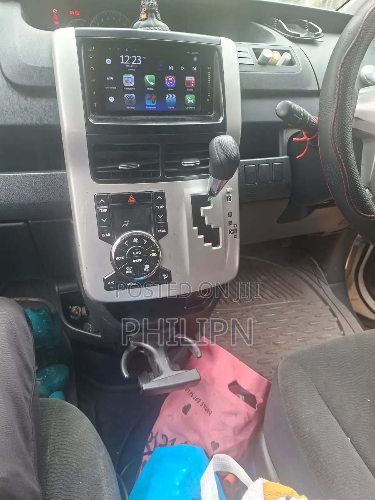 Toyota Voxy 2012 Pearl