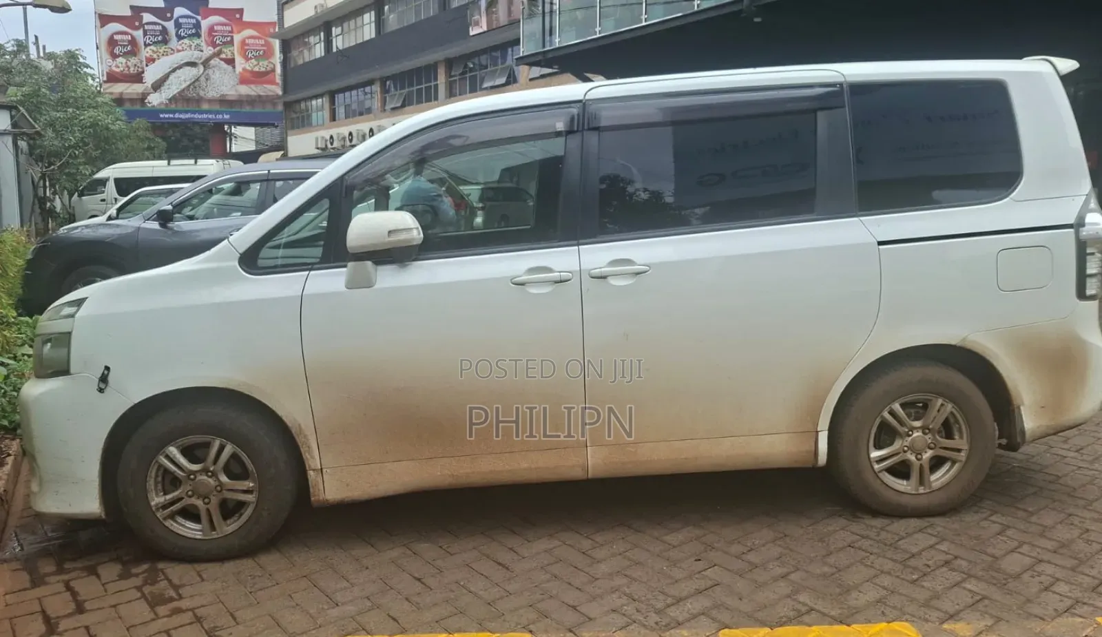 Toyota Voxy 2012 Pearl