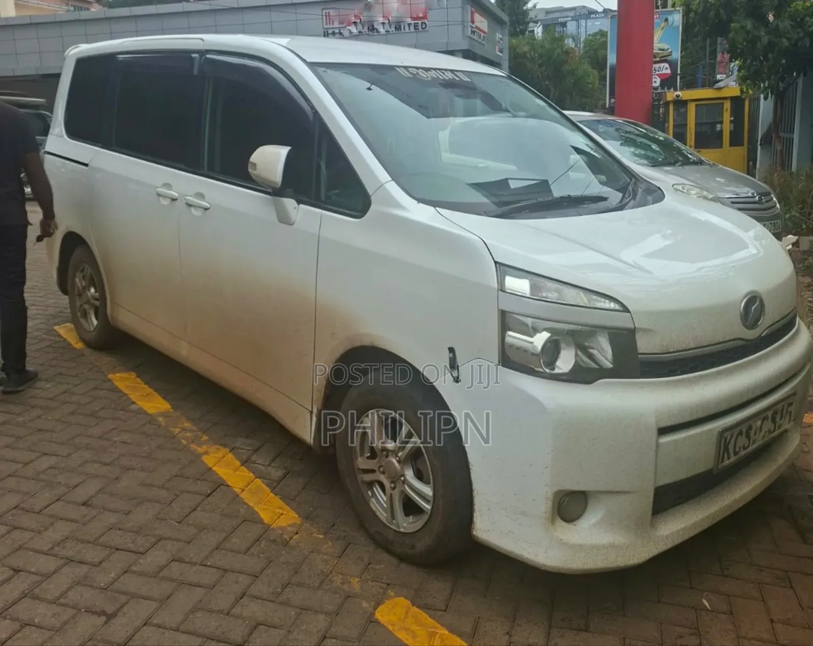 Toyota Voxy 2012 Pearl