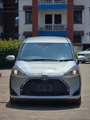 Toyota Sienta 2018 Silver