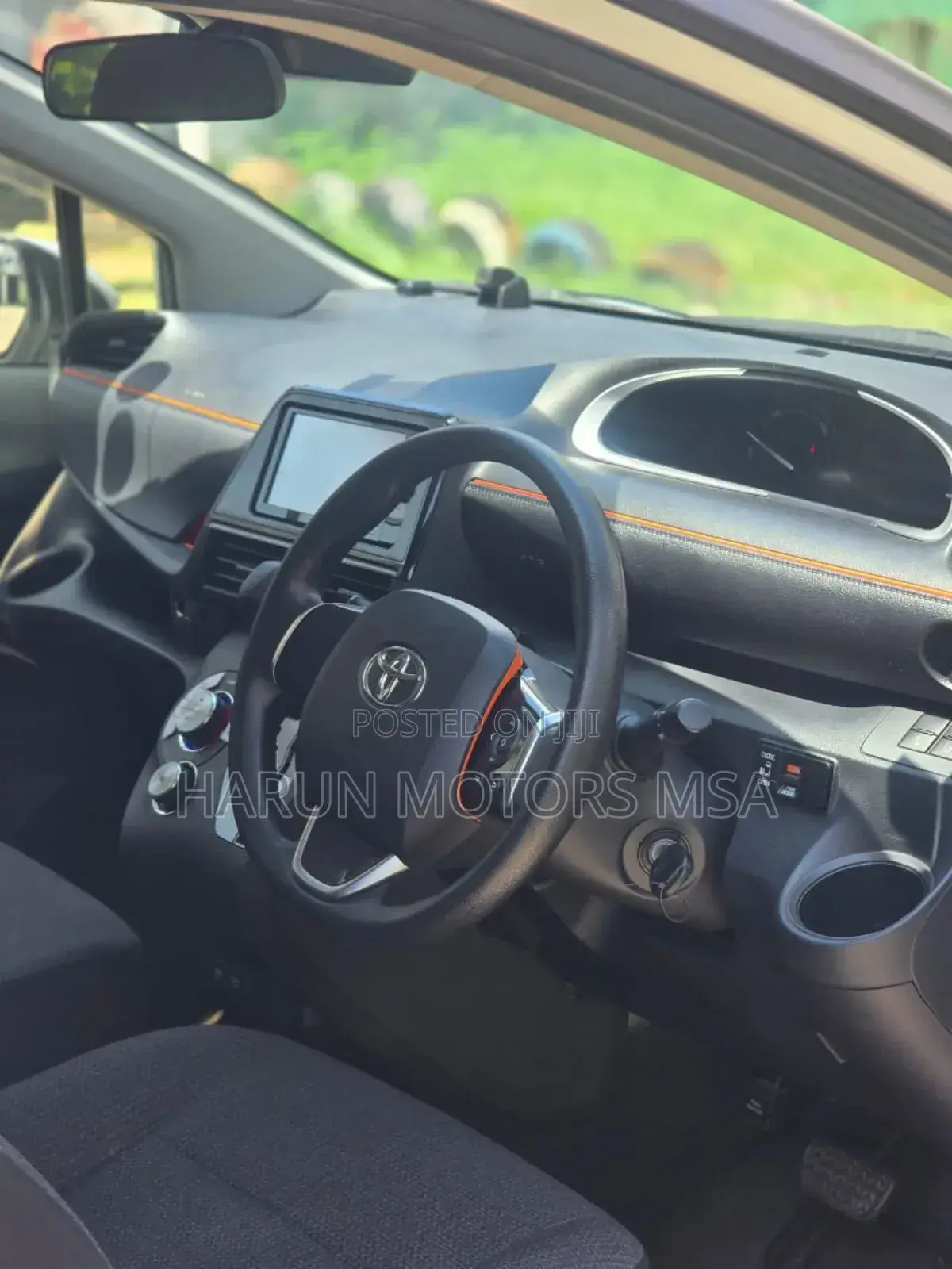 Toyota Sienta 2018 Silver