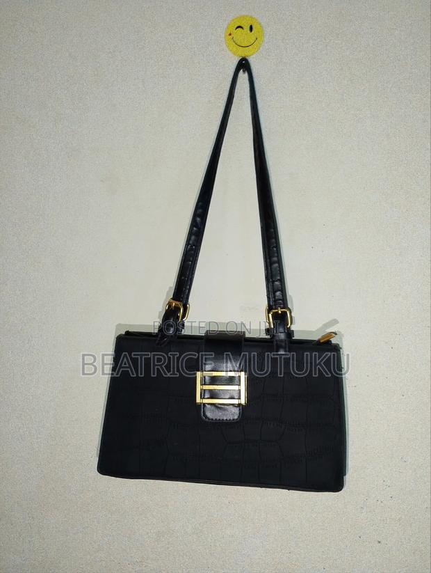 Should Bag ,Thrifted, Good Quality and Has a Zipper - main view