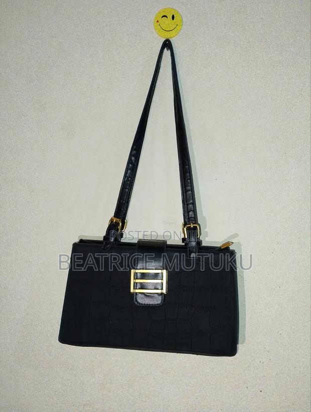 Should Bag ,Thrifted, Good Quality and Has a Zipper - thumbnail 2