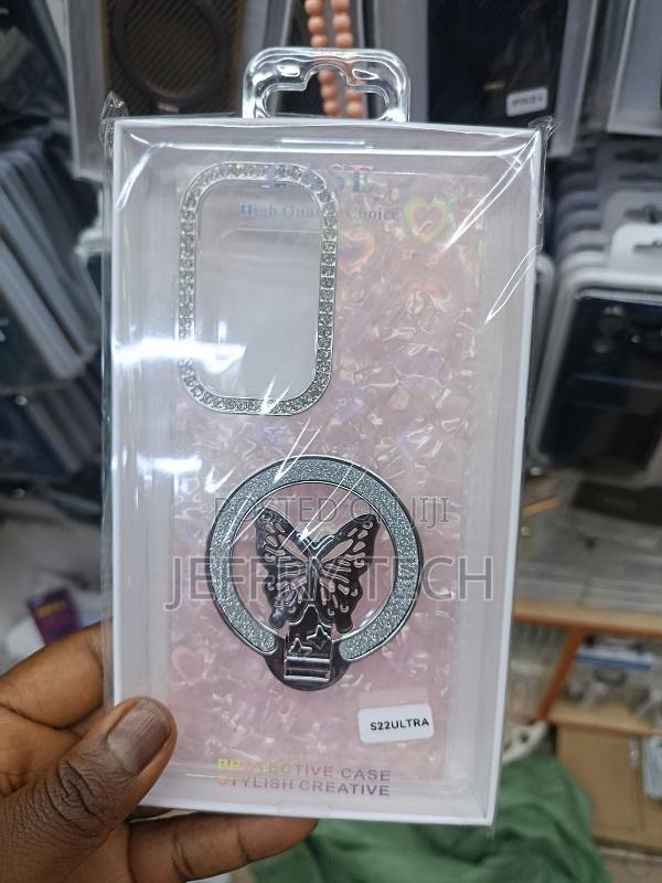 Glitter Phone Case With Butterfly for the Samsung Galaxy S22 Ultra.