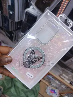 Glitter Phone Case With Butterfly for the Samsung Galaxy S22 Ultra.