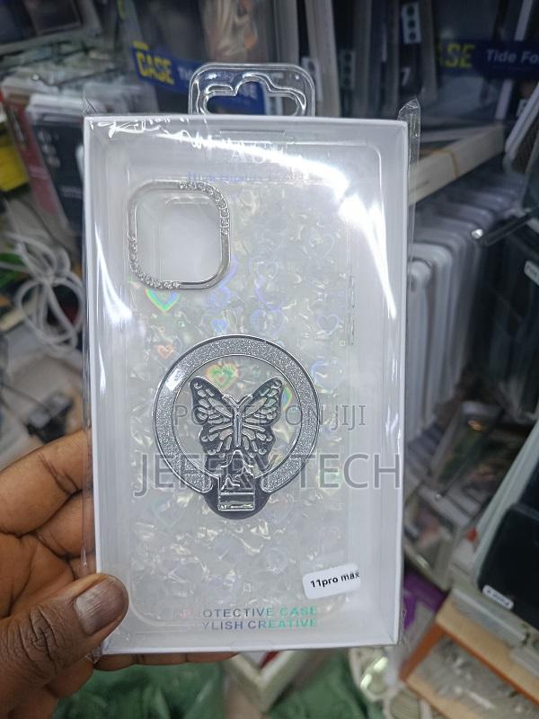 iPhone 11 Pro Max a Butterfly-Themed Ring Holder and Shimmering Detail