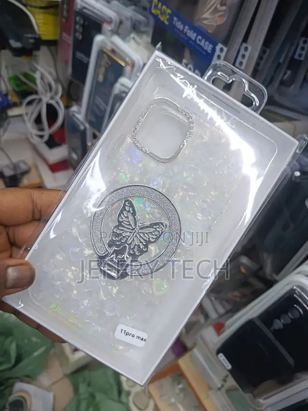 iPhone 11 Pro Max a Butterfly-Themed Ring Holder and Shimmering Detail