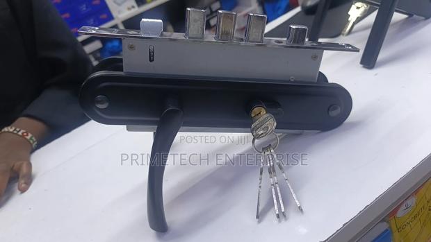 Moment Big 4 Pin Door Lock-Black