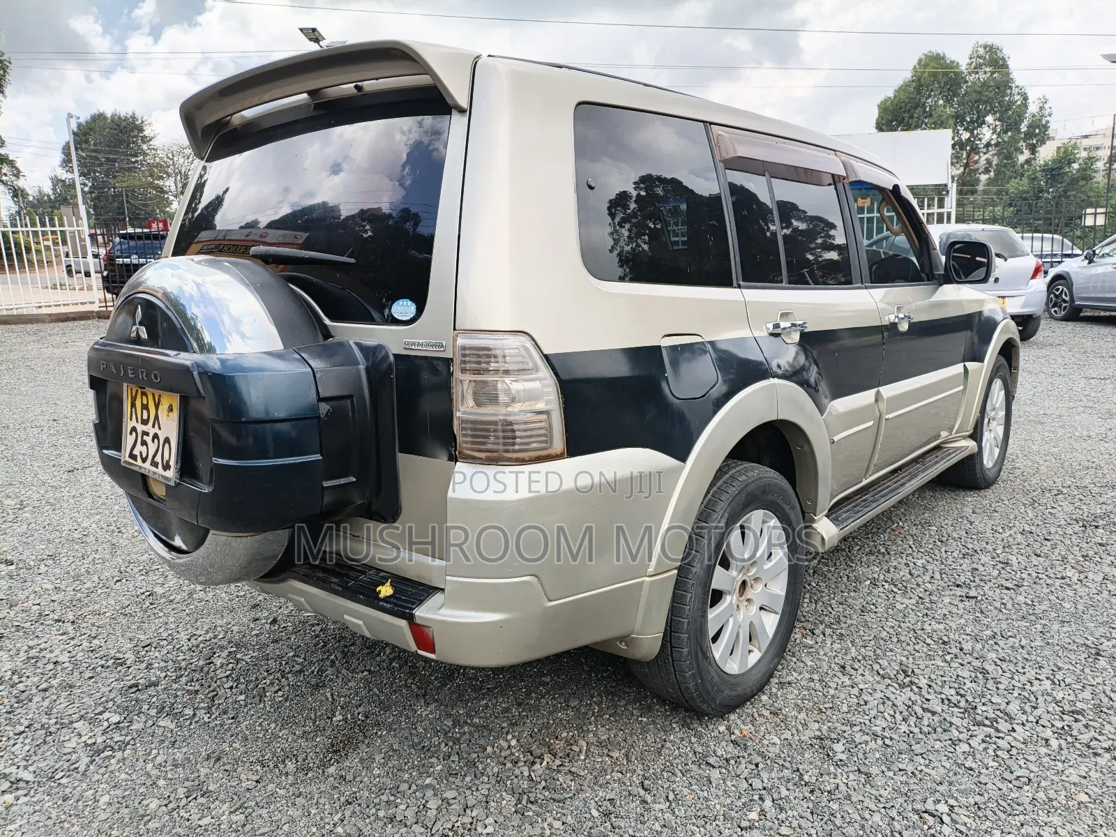 Mitsubishi Pajero 2006 Gold