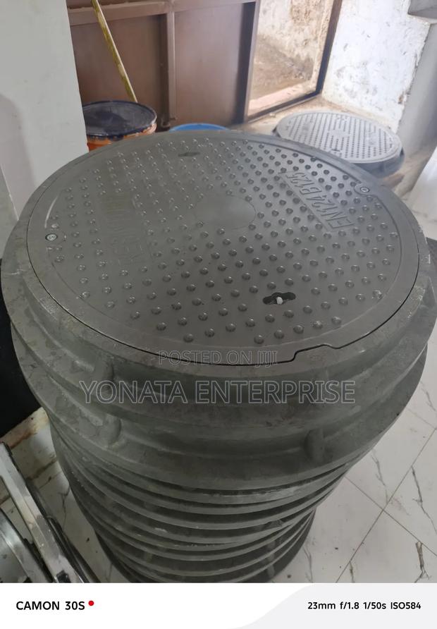 Lockable Circular Manhole Cover - thumbnail 3