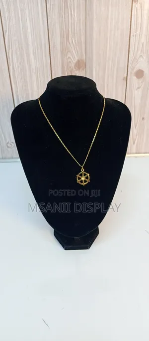 Chain Velvet Display