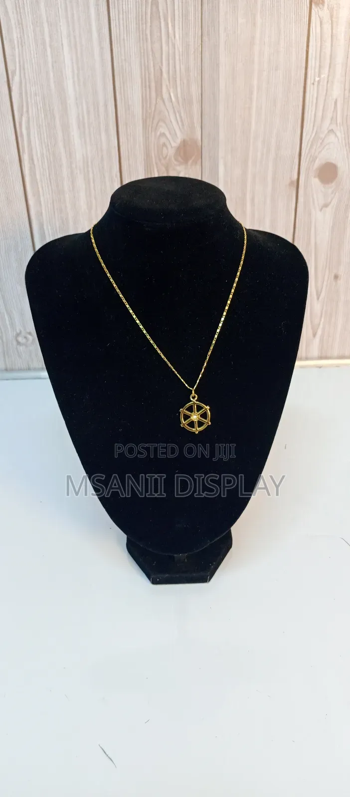 Chain Velvet Display