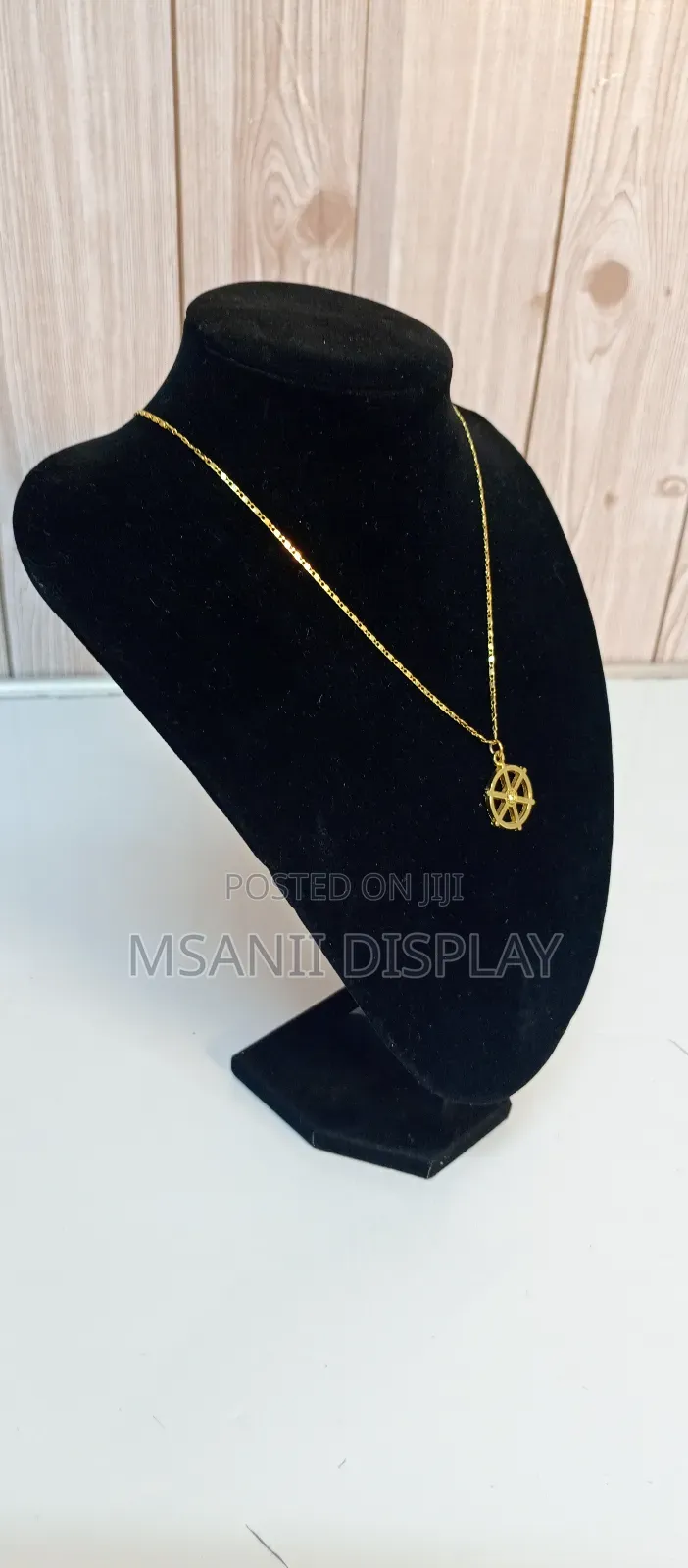 Chain Velvet Display