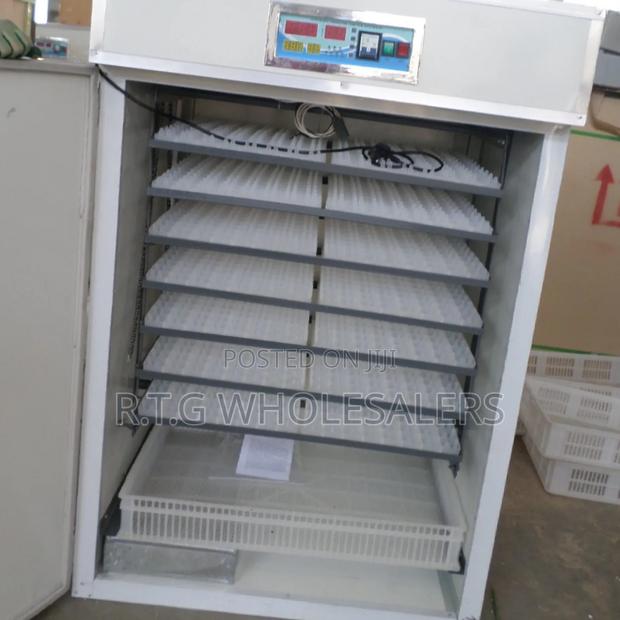 High-Capacity 1056 Egg Incubator With Automatic Settings