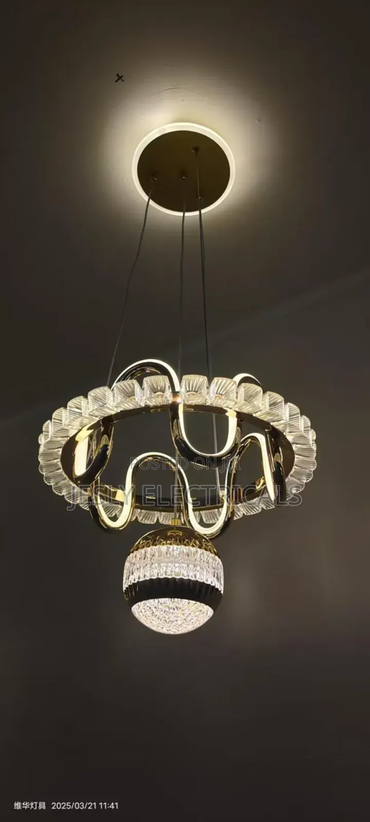 A Minimalist Waivy Chandalier