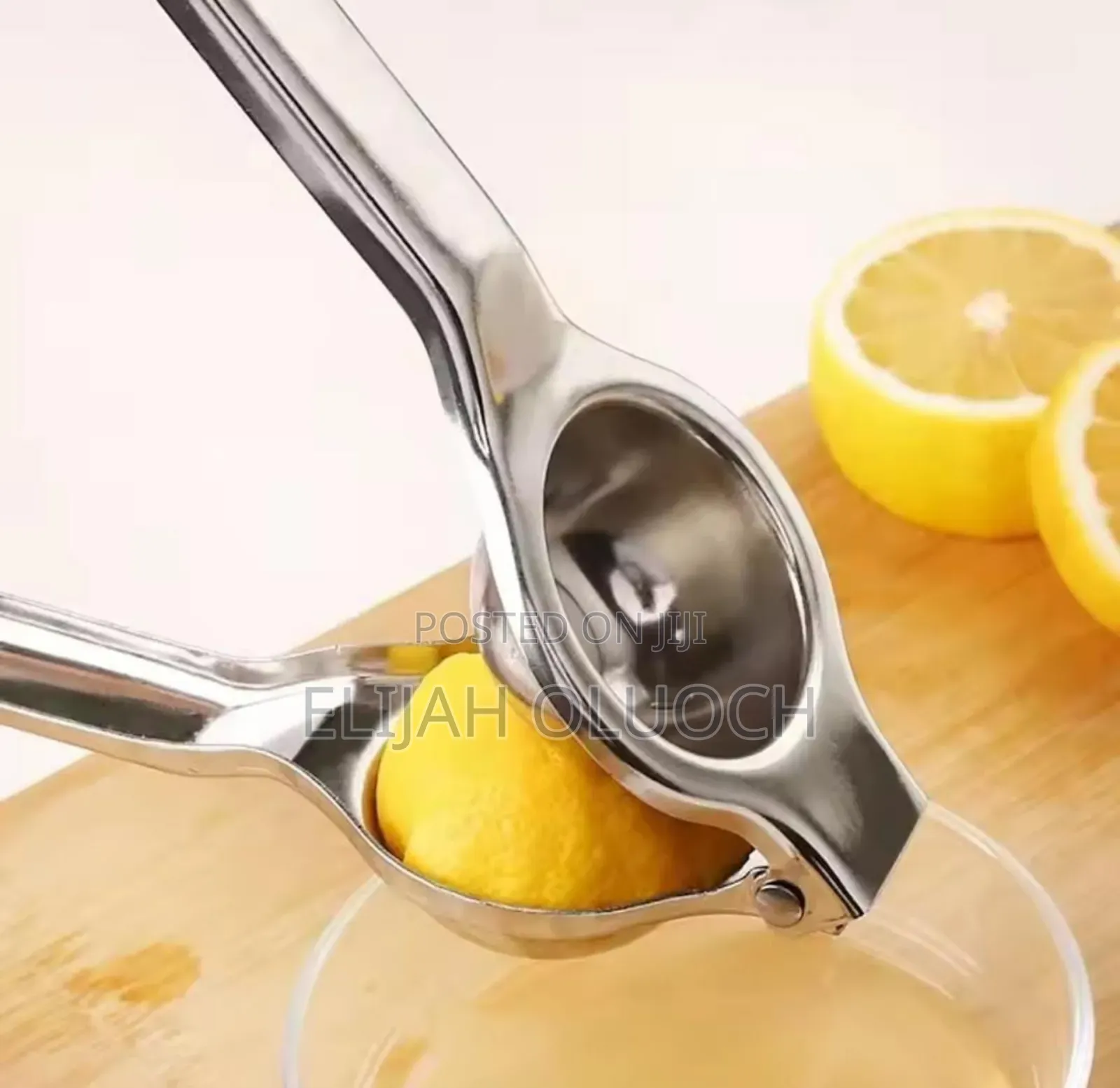 *❇Manual Lemon Squeezer*

✅Material: Stainless Steel