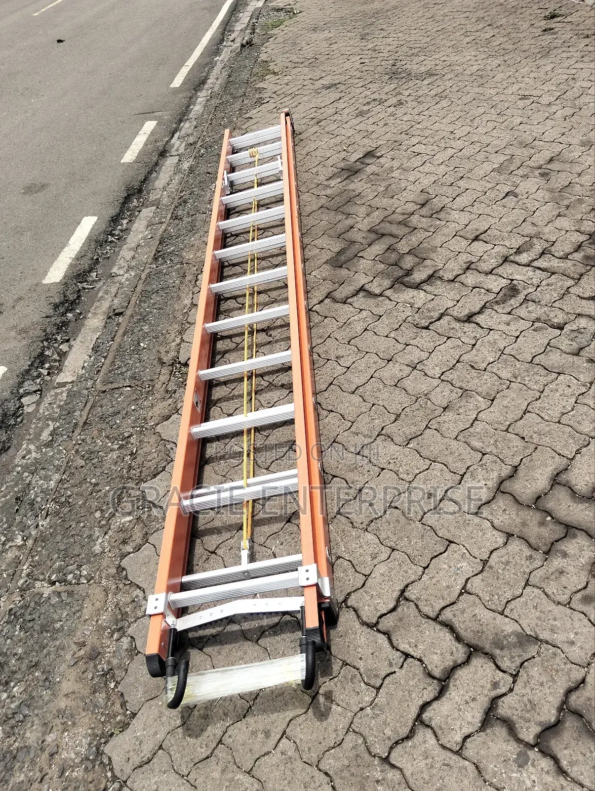 Non-Conductive Ladder/ Fiberglass Extension Ladder