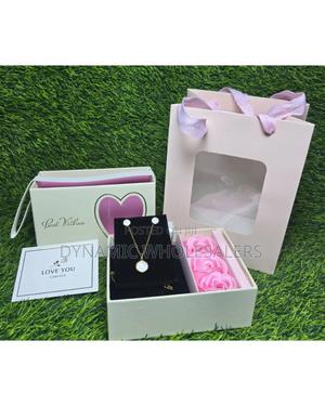 Gift Box Containing a Jewellery Set and Artificial Roses - thumbnail 2