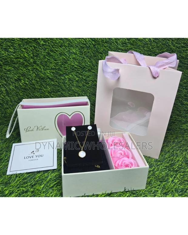 Gift Box Containing a Jewellery Set and Artificial Roses - thumbnail 3