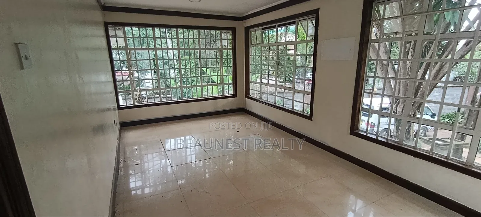 5 Bedroom Townhouse Office to Let