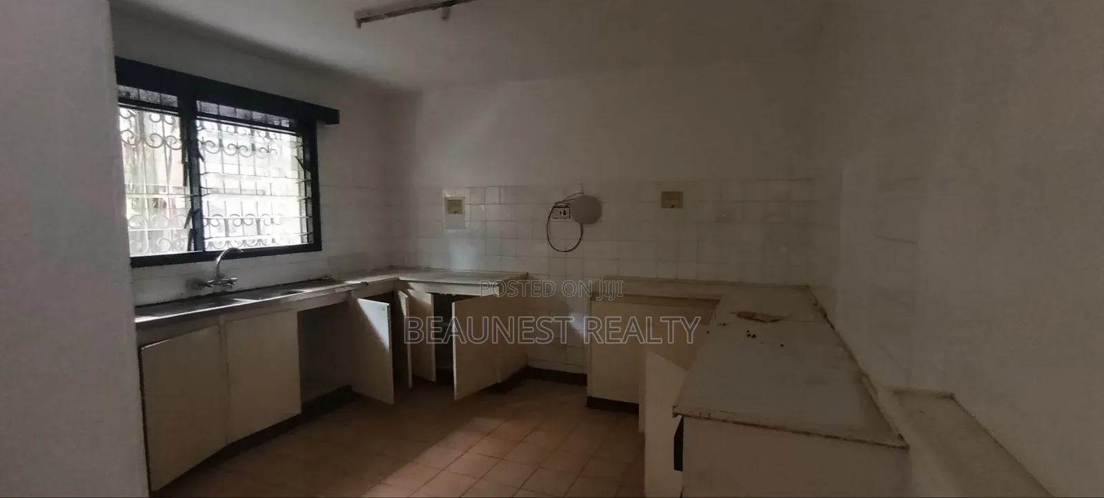 5 Bedroom Townhouse Office to Let