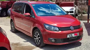 Volkswagen Touran 2016 Red