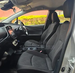 Toyota Prius 4dr Hatchback (1.8L 4cyl gas/electric hybrid CVT) 2016 Silver