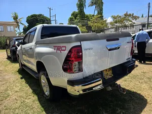 Toyota Hilux SR5 4x4 2018 White
