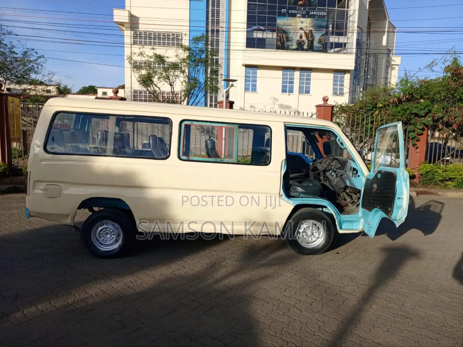 Nissan Caravan (Urvan) 1998 Beige