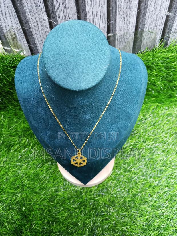 Wooden Chain Display - main view