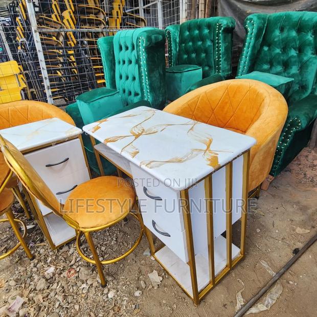 Manicure Table - main view