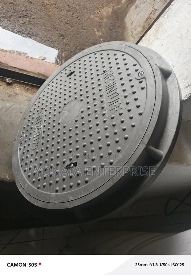 B125 Circular Manhole Cover - main view