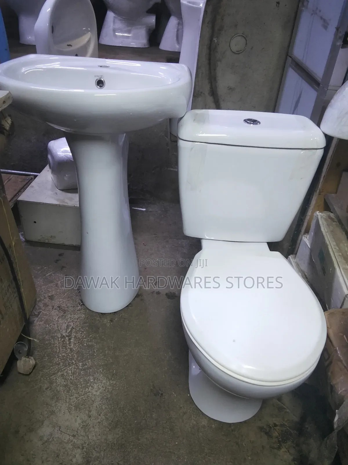 Set Package of Toilet Seats and Washhandbasins Plus Pedestrial Stands