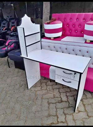 Manicure Table With Raised Shelves