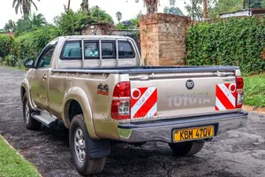 Toyota Hilux 2010 Gold