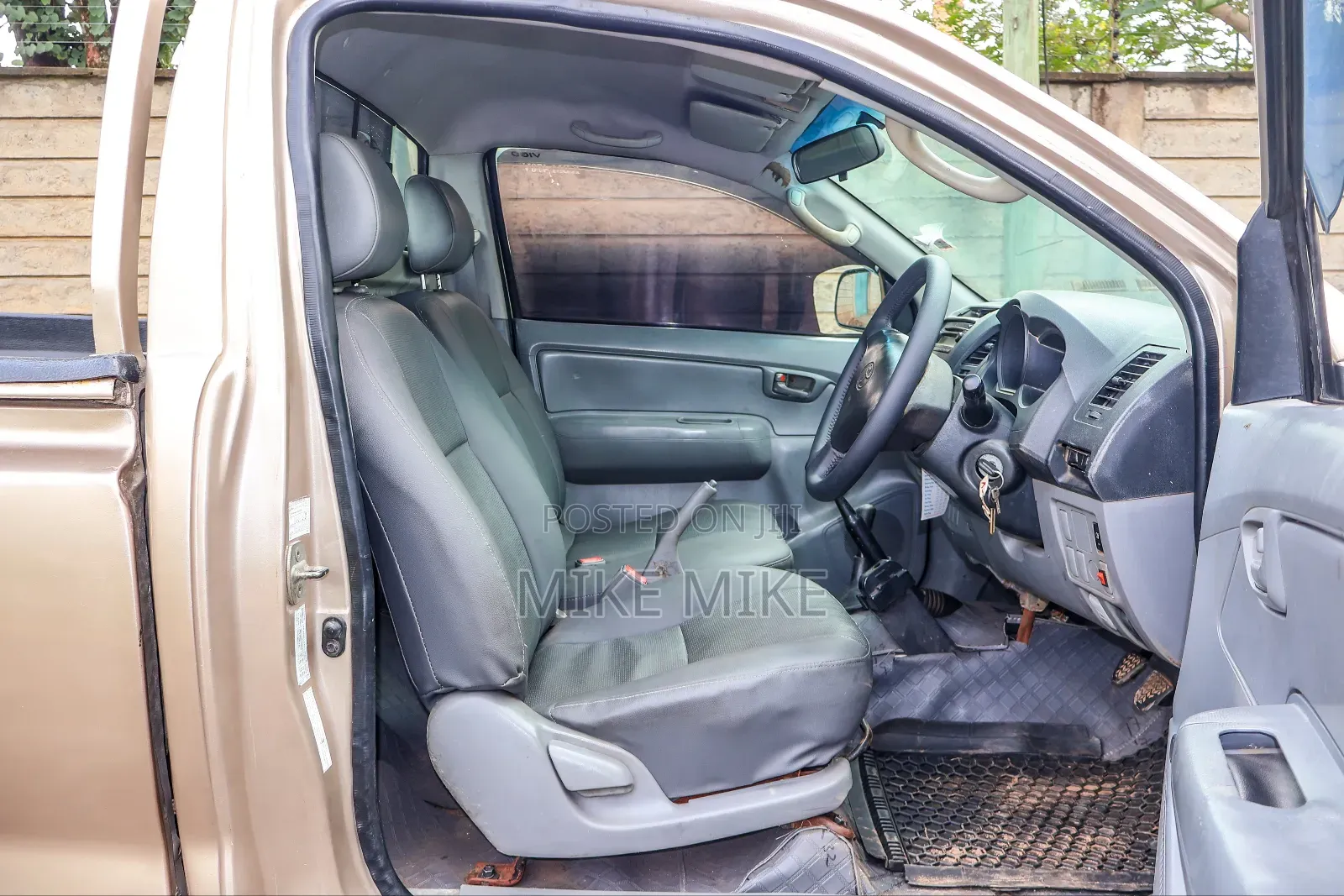 Toyota Hilux 2010 Gold