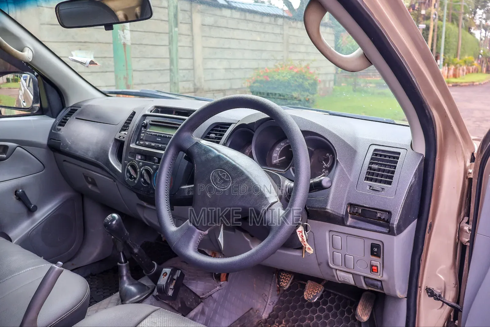 Toyota Hilux 2010 Gold