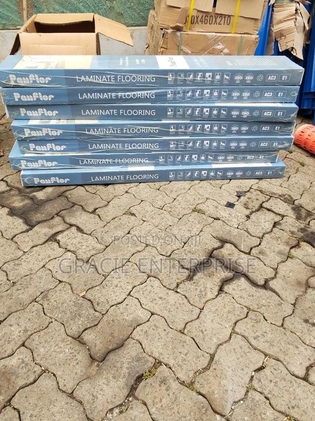 Laminated Flooring/ Floor Laminates