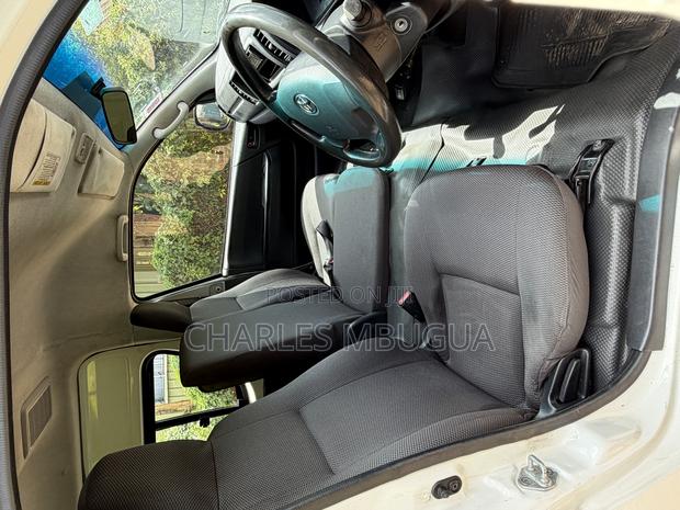 Toyota HiAce 2018 White - thumbnail 13