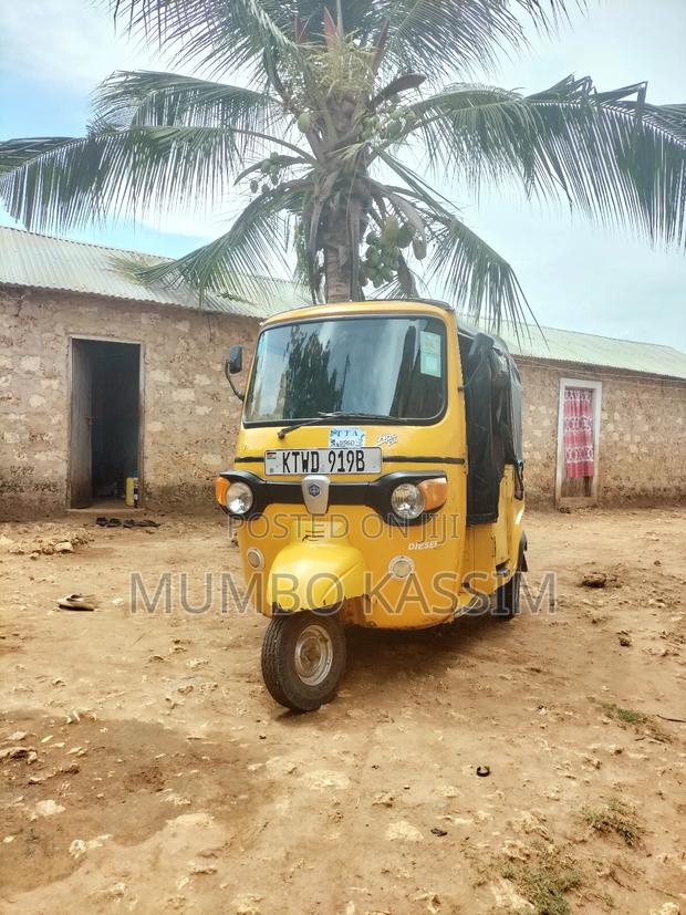 Piaggio 2024 Yellow - thumbnail 2