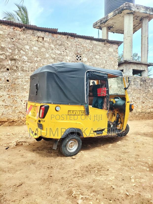 Piaggio 2024 Yellow - thumbnail 3