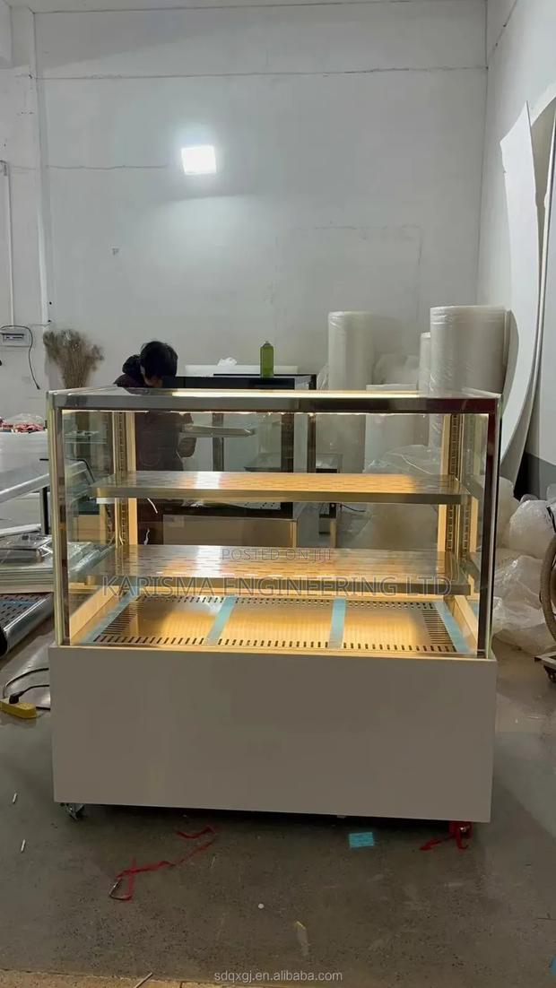 Commercial Square Refrigerated Cake Display Showcase Used in Bakery