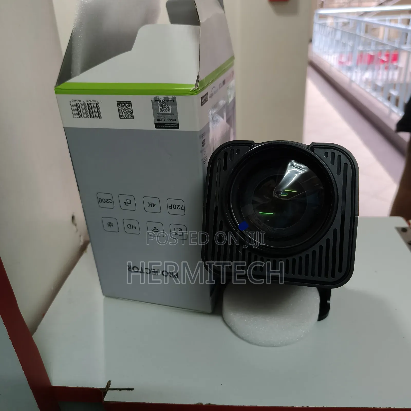 With a Display of 200 Inches,Clear Projection Projector Available