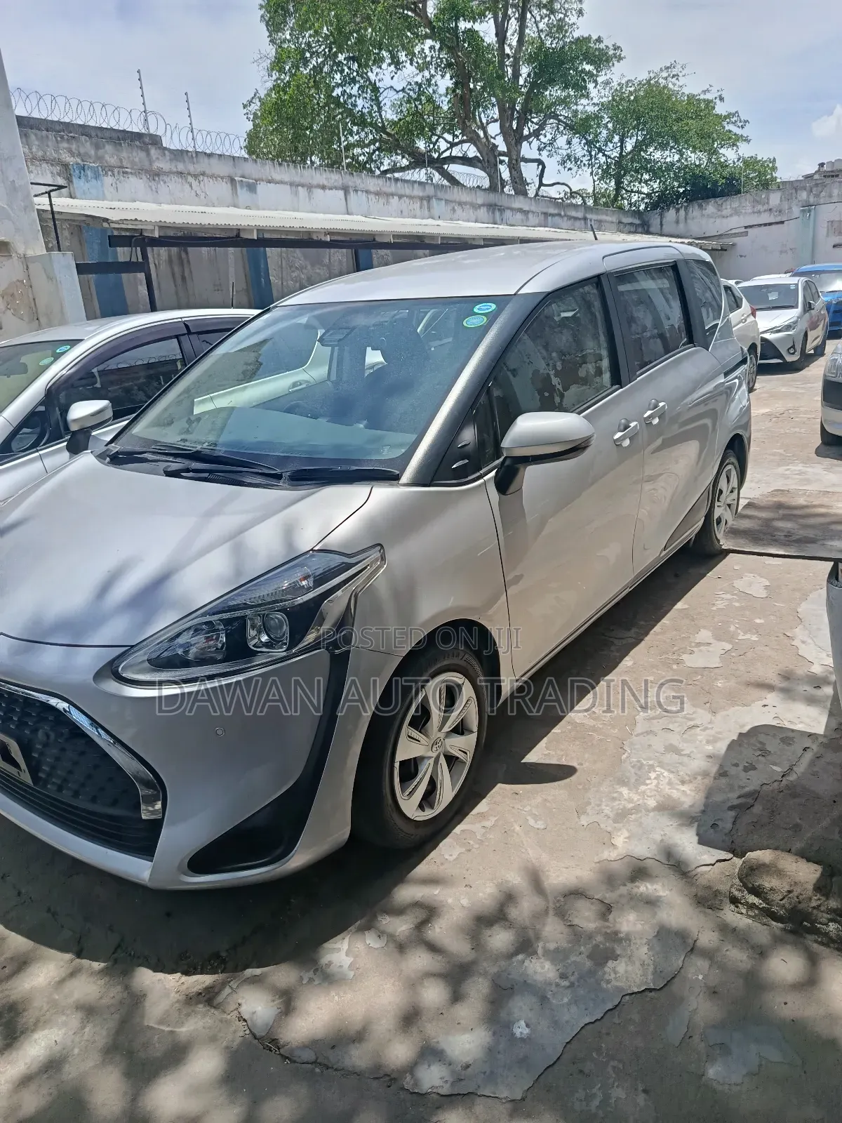 Toyota Sienta 2019 Silver